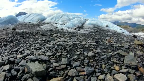 POV derretimiento nieve morrena escombros verano calor Alaska — Vídeos de Stock