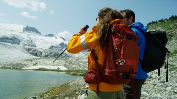 Καυκάσιοι Άνδρες Και Γυναίκες Πεζοπόροι Heli Βλέπουν Λίμνη Και Χιόνι — Αρχείο Βίντεο