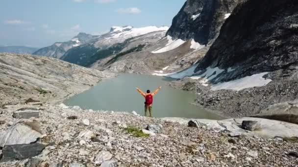 Vista Aérea Una Joven Confiada Excursionista Heli Caucásica Parada Cerca — Vídeos de Stock