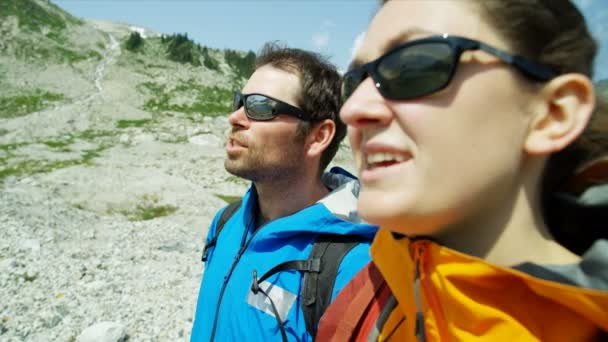 Aventuras Caucásicas Activas Aire Libre Excursionistas Masculinos Femeninos Viendo Paisaje — Vídeos de Stock