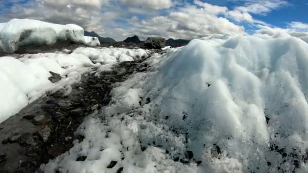 Odłamki moreny POV w topniejącym śniegu i lodzie — Wideo stockowe
