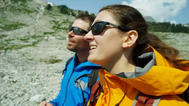为观看不列颠哥伦比亚省周围高山地形的男女徒步旅行者提供充足的装备 — 图库视频影像