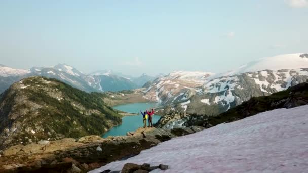在不列颠哥伦比亚省冰川湖附近的高山悬崖边 空中观看成功的男性徒步者 — 图库视频影像