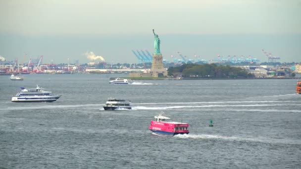 Traghetti per l'isola Manhattan Bay Statua della Libertà — Video Stock