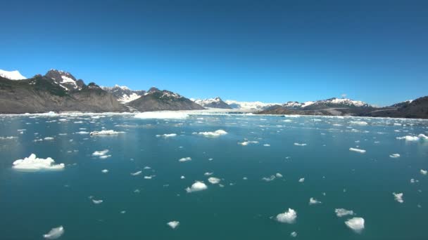 Лёд POV прорвался с ледника Северная Тихая Аляска — стоковое видео