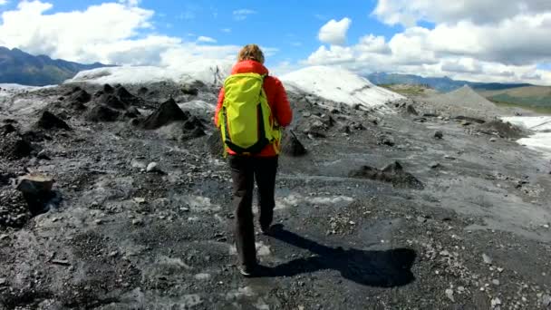 Pov Randonneuse Confiante Caucasienne Marchant Sur Neige Fondante Glace Été — Video