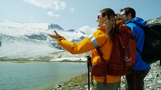 高加索男女徒步旅行者在遥远的室外冰河冰川附近进行探险 — 图库视频影像