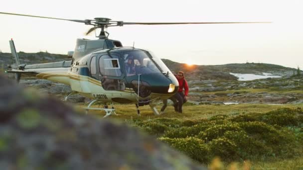 Kanada September 2018 Helikopter Menjatuhkan Pasangan Kaukasia Untuk Perjalanan Hiking — Stok Video
