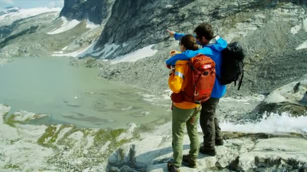 Pessoas Ativas Lazer Caminhadas Terreno Montanha Extrema Alta Relaxante Por — Vídeo de Stock