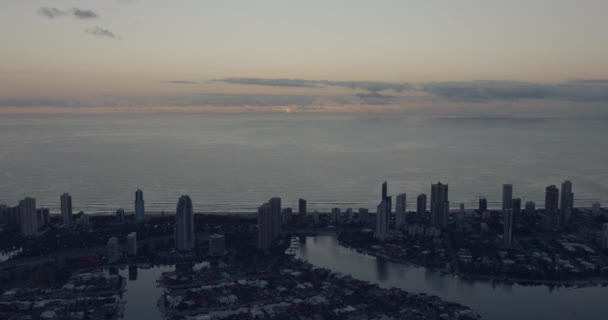 Sonnenaufgang aus der Luft Surfers Paradise Wolkenkratzer Goldküste — Stockvideo