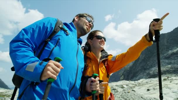 年轻而活跃的成功的海莉徒步旅行者在夏日阳光下俯瞰着他们周围的极端的加拿大地形 — 图库视频影像