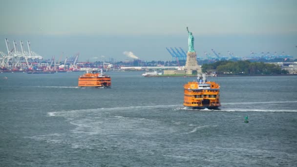 ニューヨーク 2018年11月 スタテン島のフェリーが港を横断するアッパーベイの自由の女神像 — ストック動画