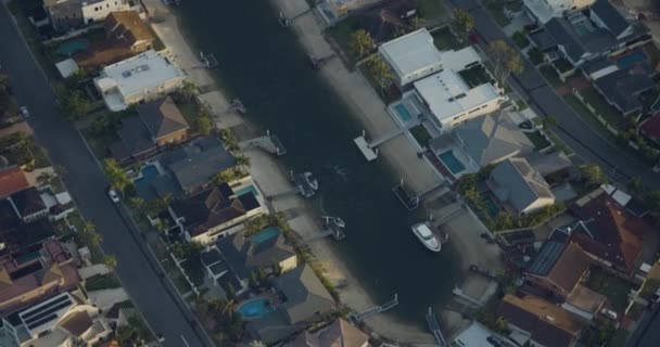 Vista aérea aérea casas à beira-mar Costa de ouro Queensland — Vídeo de Stock