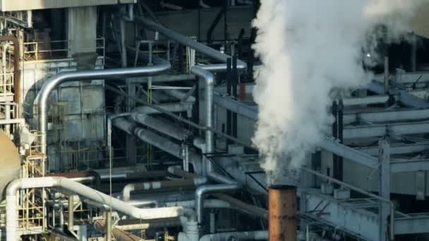 Vista aérea del tabaquismo contaminante Industrial stacks USA — Vídeos de Stock