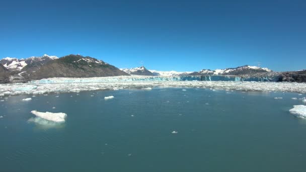 Тающий ледниковый океан голубого цвета на Аляске — стоковое видео