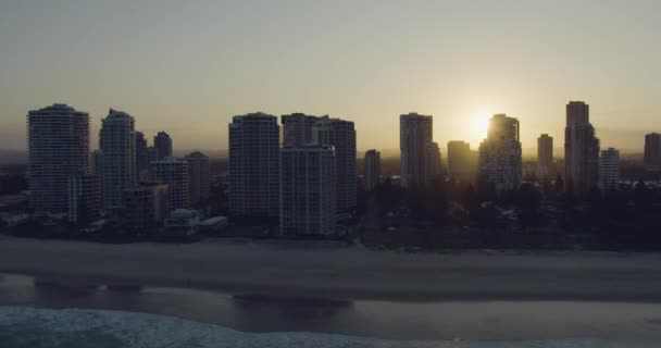 Flygsolnedgång Surfare Paradise skyskrapa Guldkust Australien — Stockvideo
