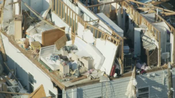 Utsikt over orkaner - ødelagte tak revet bort – stockvideo