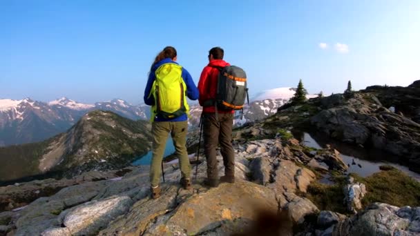 山頂近くの明るい夏の日差しの中で極端な高い山の地形でのアクティブな人々のレジャーハイキングブリティッシュコロンビア州 — ストック動画