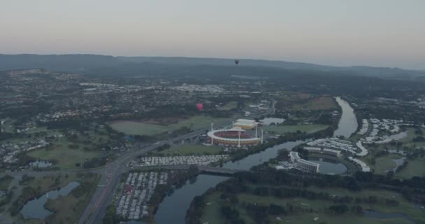 Luftaufnahme Heißluftballons Metricon Stadium Queensland — Stockvideo