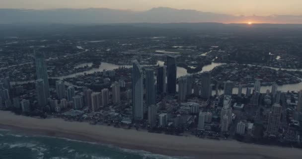 空中日落冲浪者天堂摩天大楼澳大利亚黄金海岸 — 图库视频影像