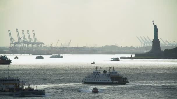 Ferries passeren standbeeld van Liberty Manhattan Bay USA — Stockvideo