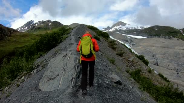 Point Vue Une Randonneuse Caucasienne Réussie Marchant Long Crête Vers — Video