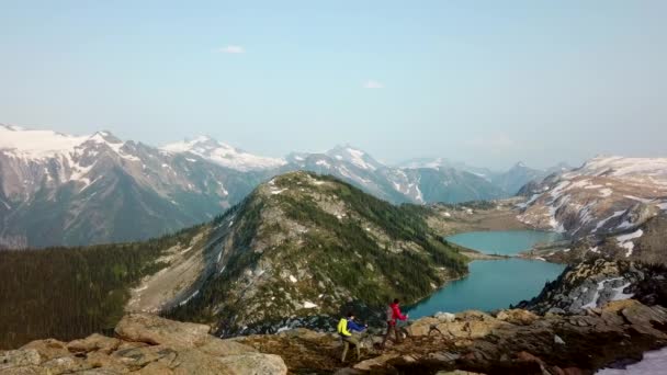 Vista Aérea Del Lago Heli Excursionista Macho Hembra Joven Caucásico — Vídeos de Stock