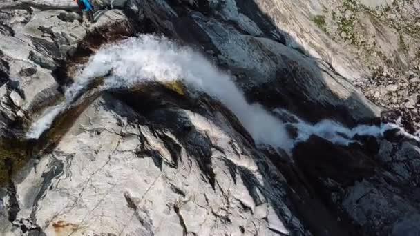 Veduta Aerea Aerea Giovani Escursionisti Heli Caucasici Coppia Piedi Vicino — Video Stock