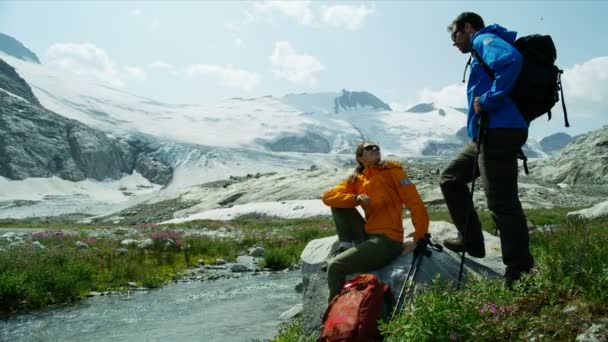 Mladí Dobrodruzi Kavkazský Heli Turisté Turistický Pár Relaxační Blízkosti Ledu — Stock video
