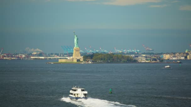 Standbeeld van Liberty New York haven commerciële veerboten — Stockvideo