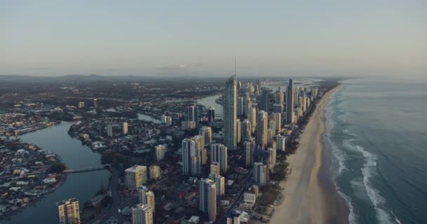 Flygfoto soluppgång Surfare Paradise resort skyskrapor Australien — Stockvideo