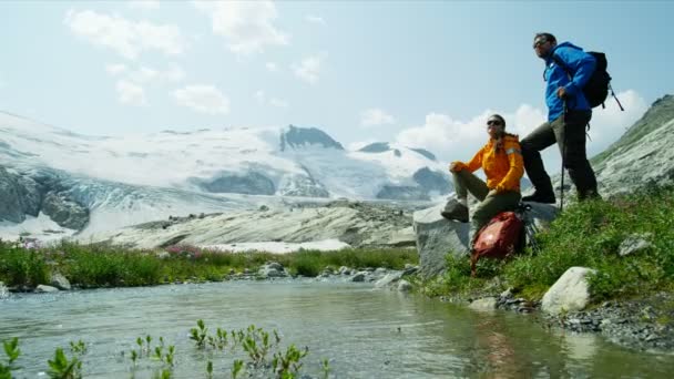 Turisté Kavkazské Backpackers Venku Prohlížení Malebné Krajiny Létě Relaxaci Horské — Stock video
