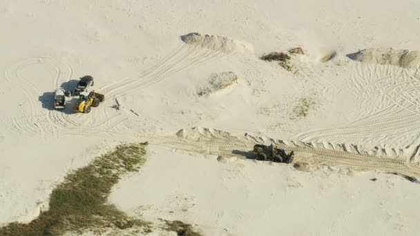 Florida kıyı şeridini koruyan buldozerin hava görüntüsü ABD — Stok video