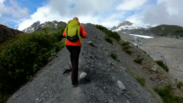 Pov Femme Caucasienne Ambitieuse Trekking Crête Avec Sac Dos Pour — Video