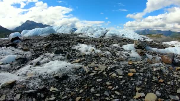 POV-Moränenschmutz und Geröll im schmelzenden Eis — Stockvideo