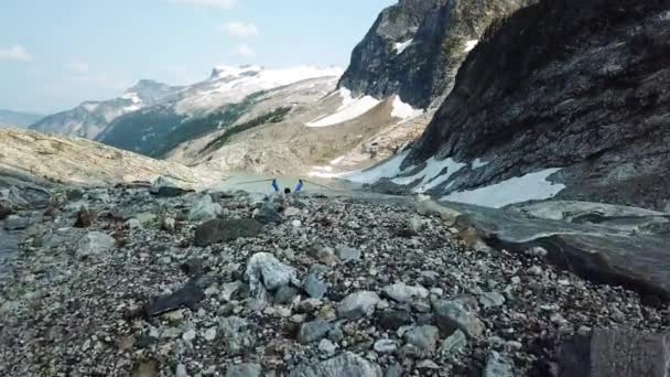 Britanya Kolumbiyası Nın Rocky Dağları Nda Buzul Gölü Yakınlarındaki Kafkas — Stok video