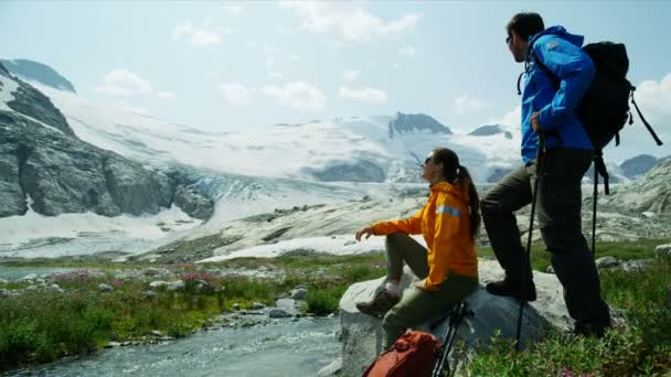 在加拿大冰川附近的雪山中 年轻的白人男性旅行者在雪山中悠闲自在 — 图库视频影像