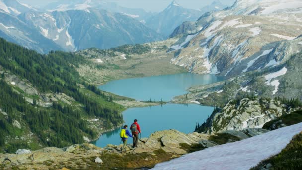 Vista Lago Heli Escursionisti Femmina Giovani Viaggiatori Caucasici Escursioni Montagne — Video Stock