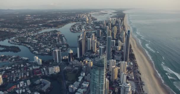 Αεροφωτογραφία ανατολής Surfers Paradise ουρανοξύστης Χρυσή ακτή — Αρχείο Βίντεο