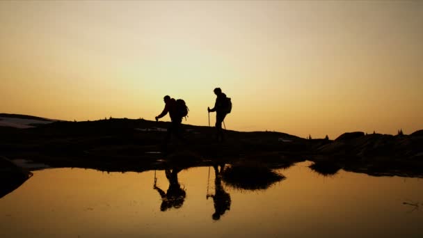 Zonsondergang Uitzicht Het Meer Heli Wandelaars Mannelijke Vrouwelijke Jonge Kaukasische — Stockvideo