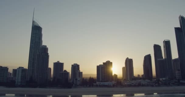 Aerial solnedgang Surfers Paradise skyskraber Gold Coast Australien – Stock-video