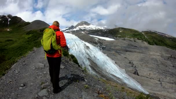 美国阿拉斯加州荒原上的山地山脊上漫步的Pov女探险旅行者 去观看环太平洋冰河畔的阿拉斯加 — 图库视频影像