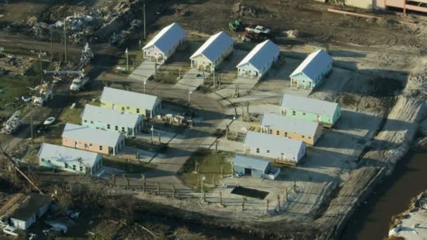 Luchtfoto bouwgrond rond orkaan beschadigde gebouwen — Stockvideo