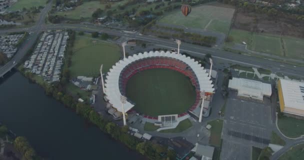 Vista aérea aire caliente Globos Estadio Metricon Queensland — Vídeos de Stock