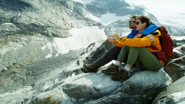 Jóvenes Por Cascada Glacial Senderismo Terreno Alta Montaña Relajándose Junto — Vídeos de Stock
