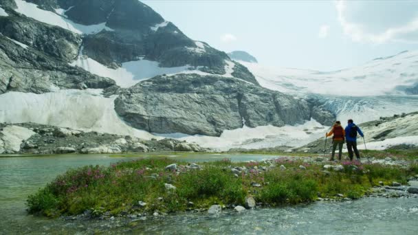 Καυκάσιοι Άνδρες Και Γυναίκες Πεζοπόροι Heli Προβολή Τοπίο Κοντά Παγετώνα — Αρχείο Βίντεο