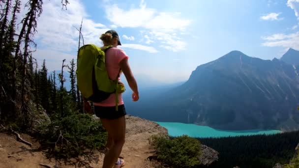 Pov Kaukasische Wanderin Erreicht Ihr Urlaubsziel Erfolgreich Berg Wandern Türkisfarbenen — Stockvideo