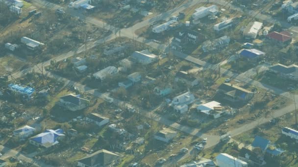 Widok z lotu ptaka huragan uszkodzone nieruchomości dachy Florida Panhandle — Wideo stockowe