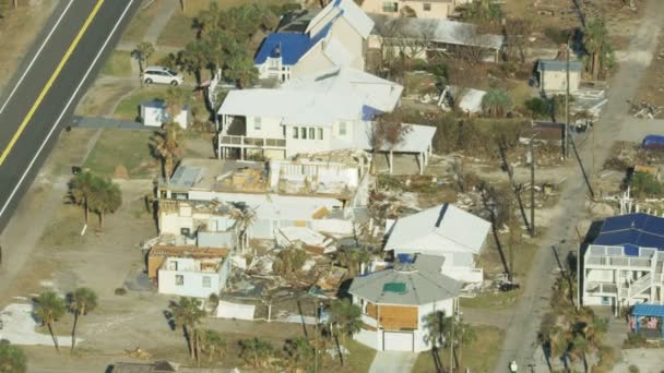 Utsikt over orkaner - ødelagte tak revet bort – stockvideo