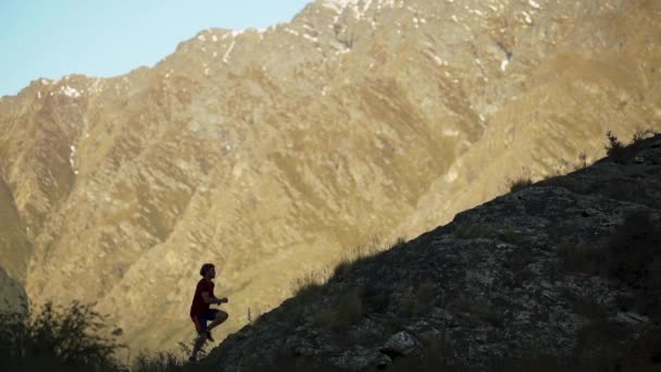 Fitness Homme Caucasien Piste Coureur Jogging Montée Montagne Remarkables National — Video